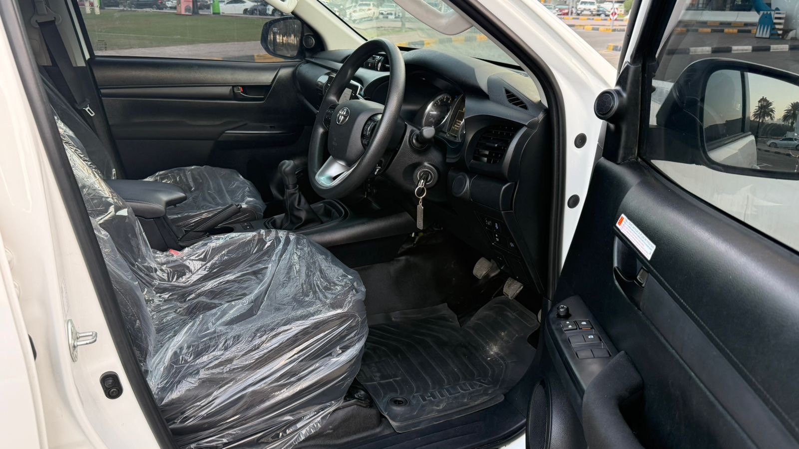 Toyota Hilux SR5 2024 White image